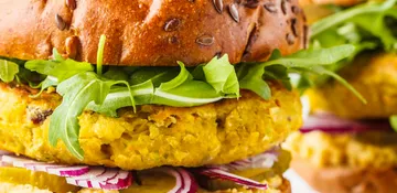 Cizrno-špenátový burger
